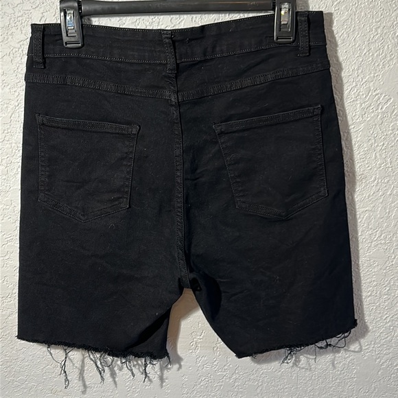 PrettyLittleThing black cut off raw hem bermuda style shorts - Picture 2 of 5